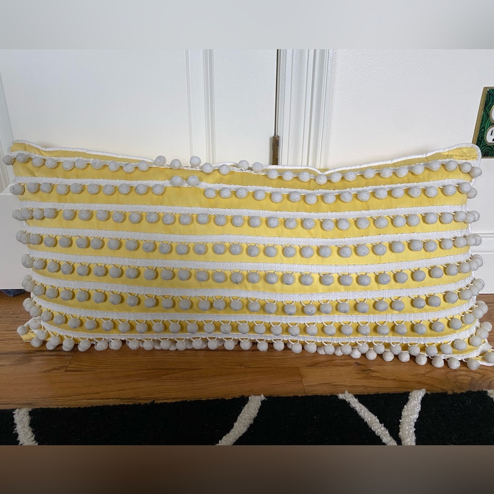 Accent lumbar pillow